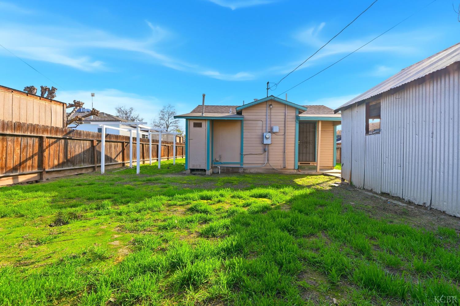 402 E Elm St, Hanford, CA 93230