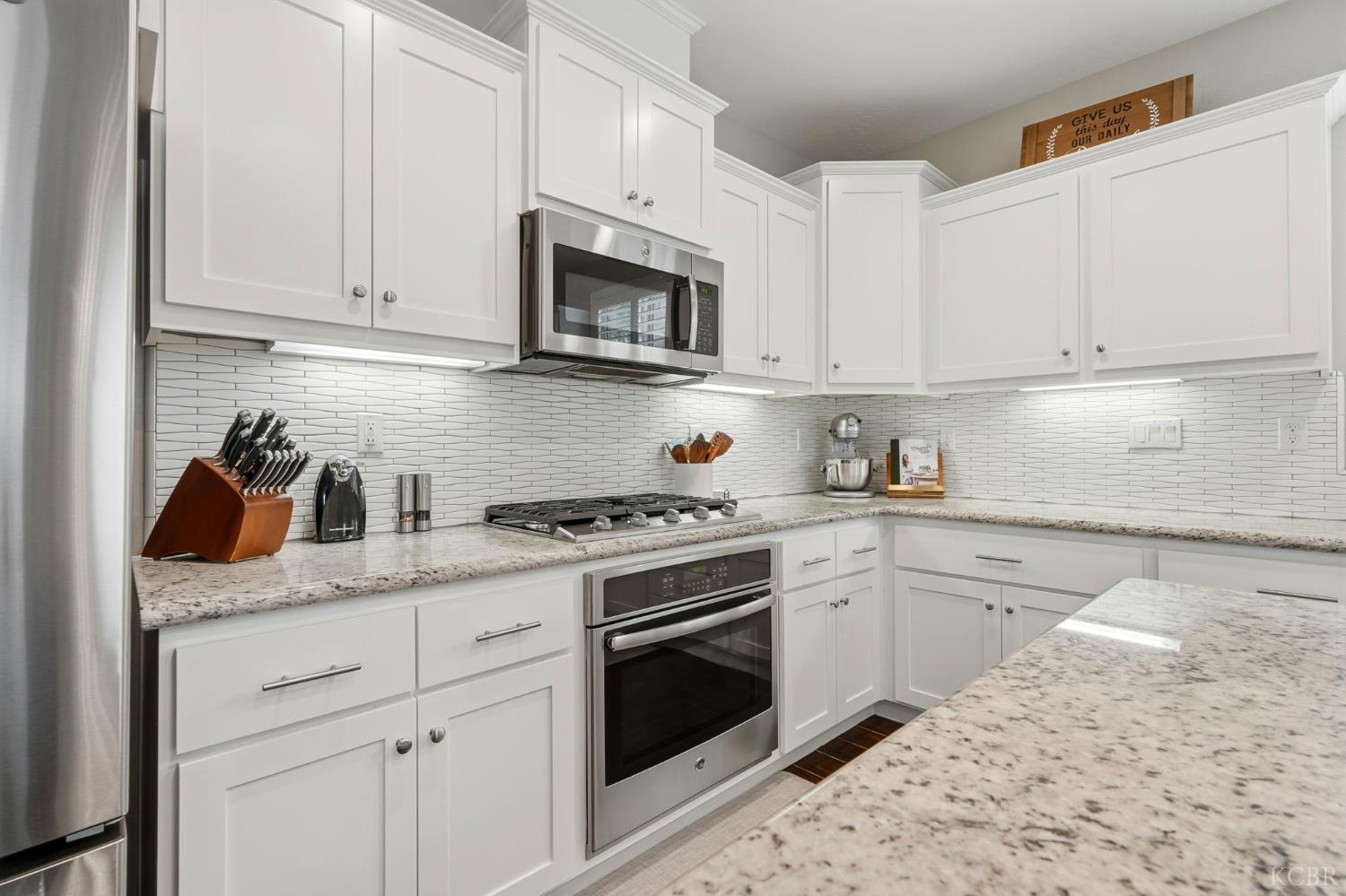 3262 N Morning Dove Ln, Hanford, CA 93230