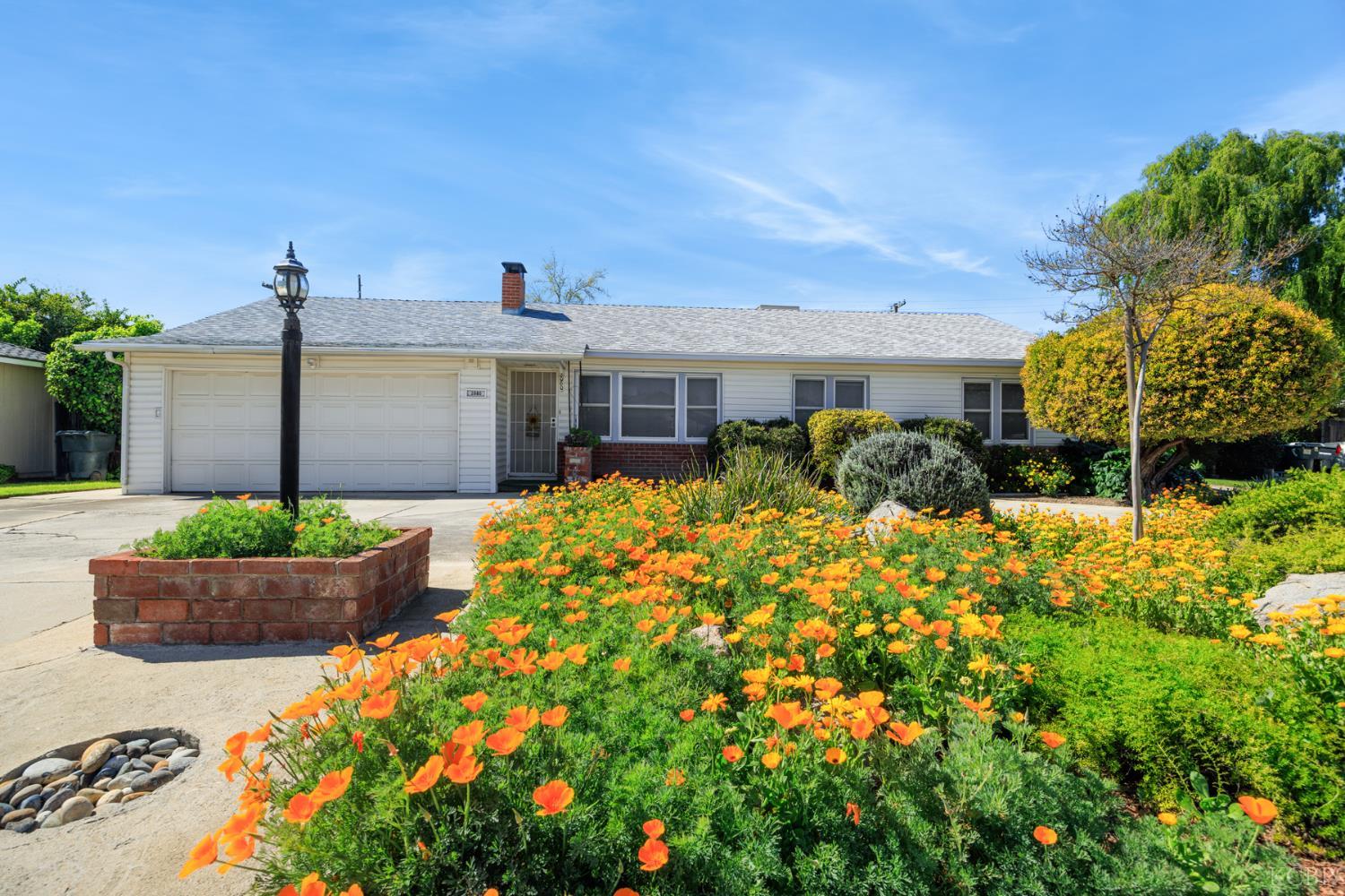 2080 McKinley Ave, Hanford, CA 93230