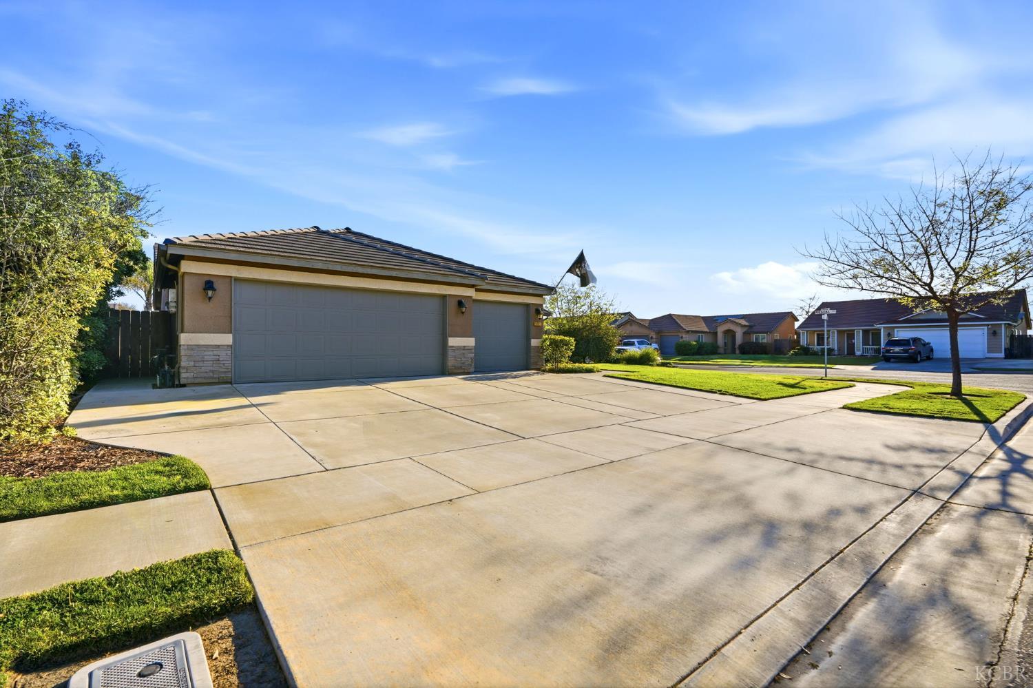 1431 W Ambassador Way, Hanford, CA 93230