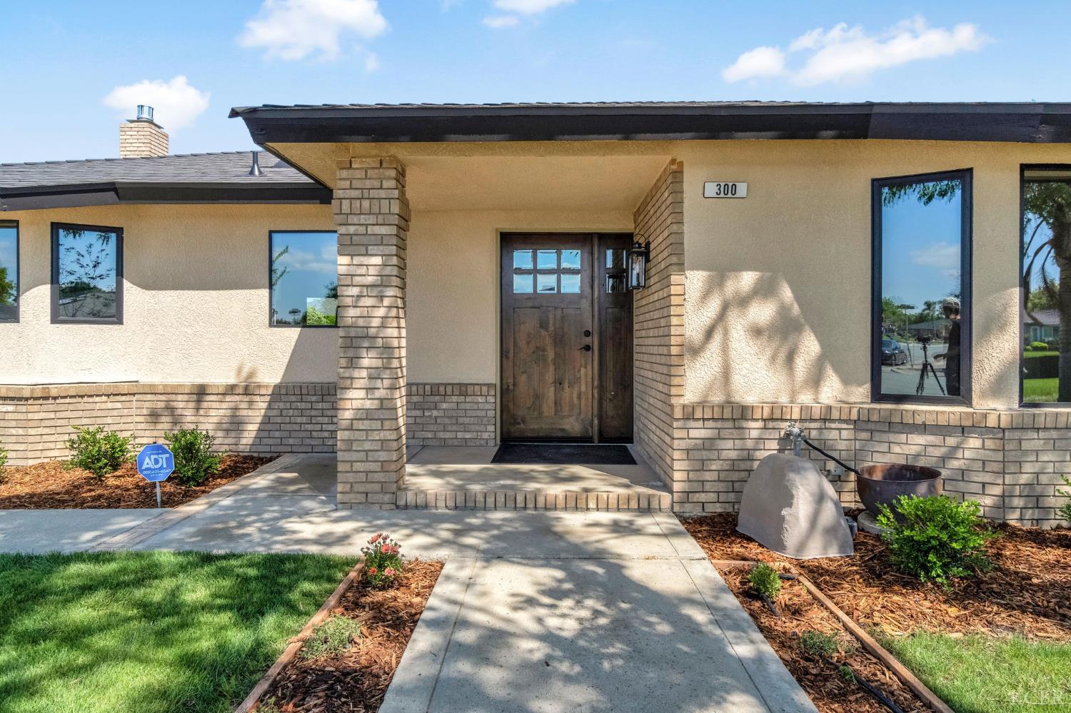 300 W Adrian Way, Hanford, CA 93230