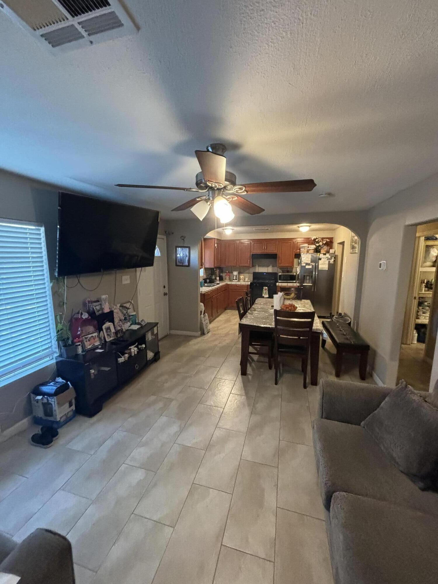 148 Walnut St, Hanford, CA 93230