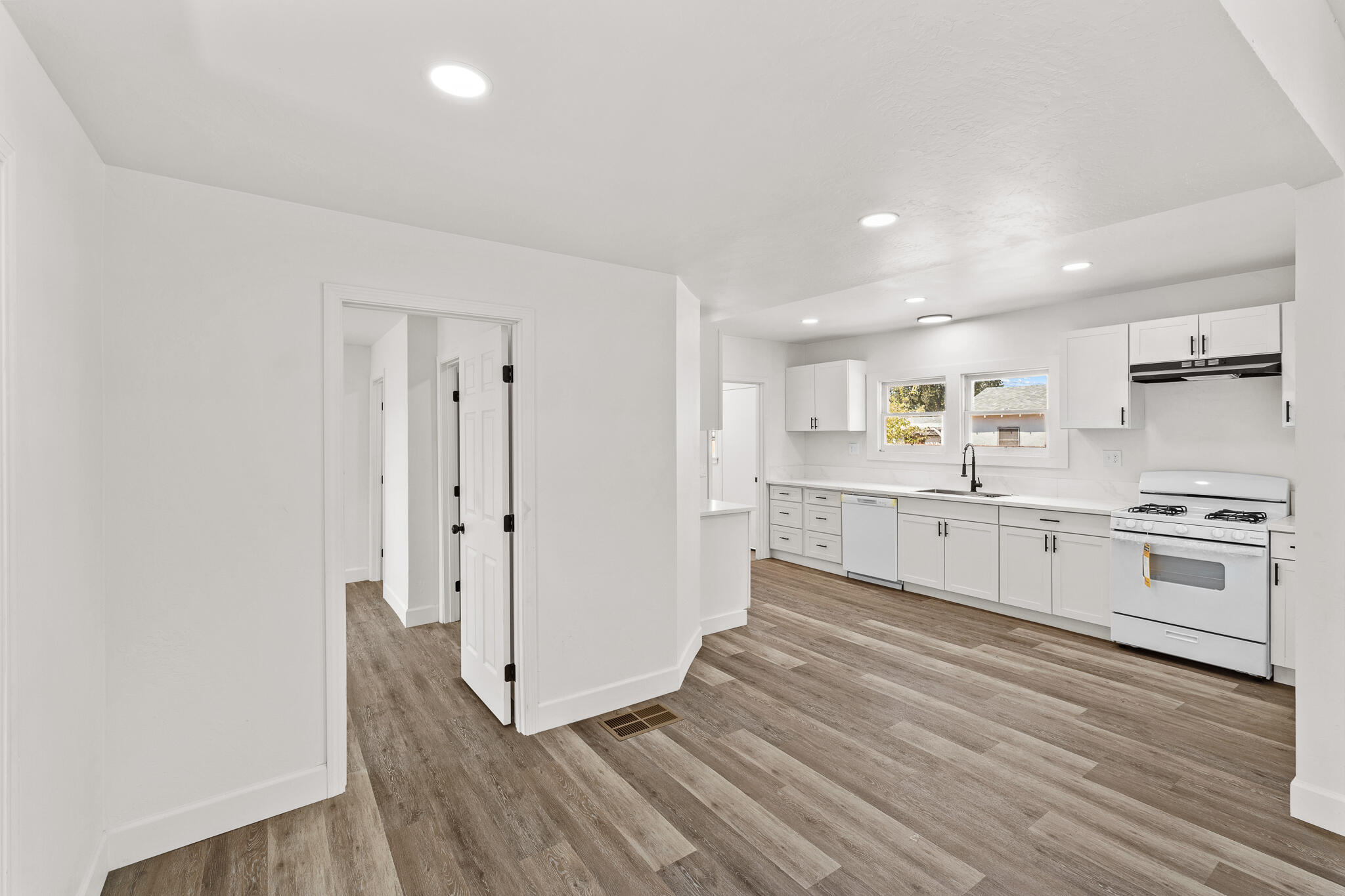 1328 N Redington St, Hanford, CA 93230