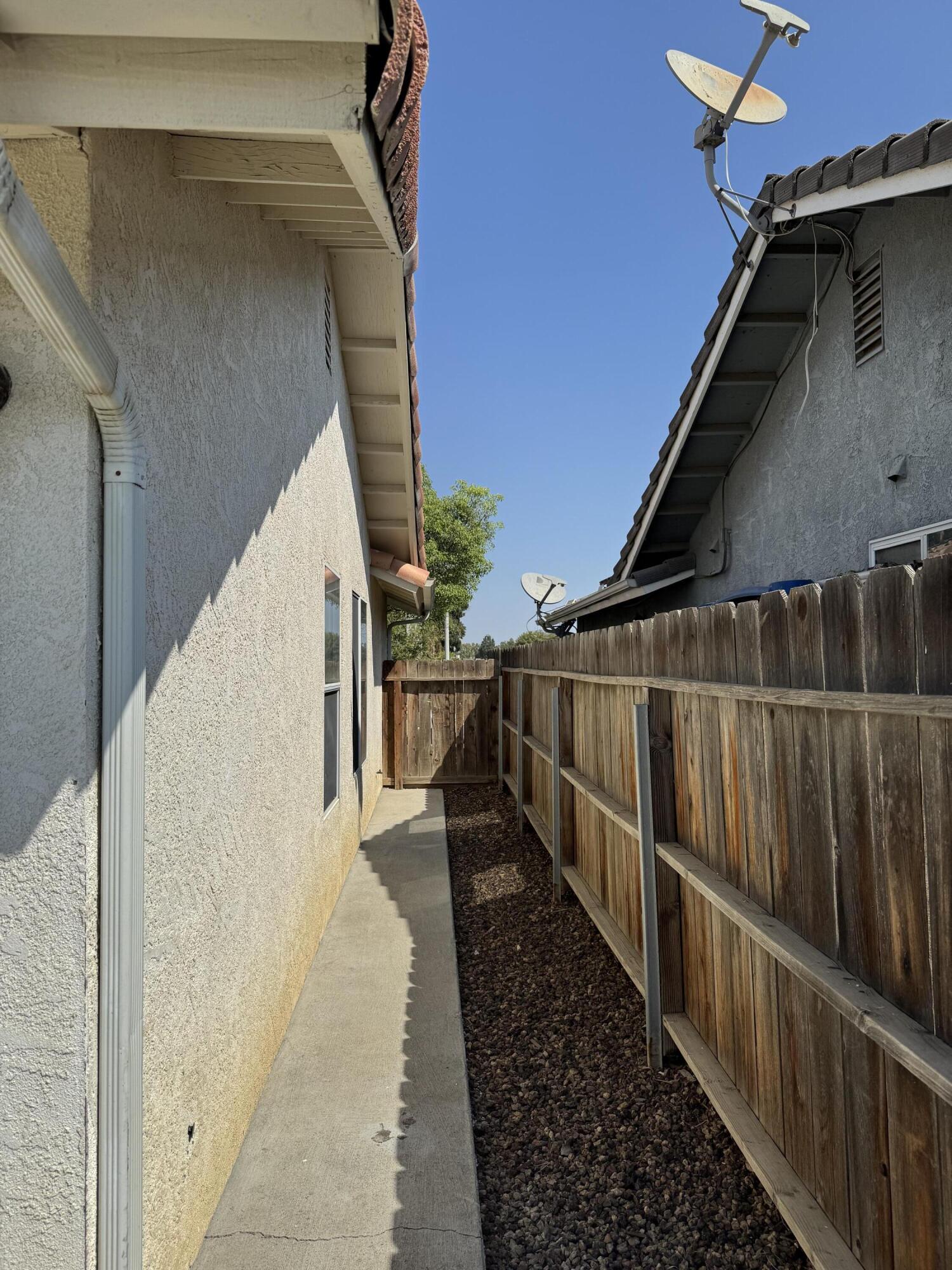 1205 Hawthorn St, Hanford, CA 93230