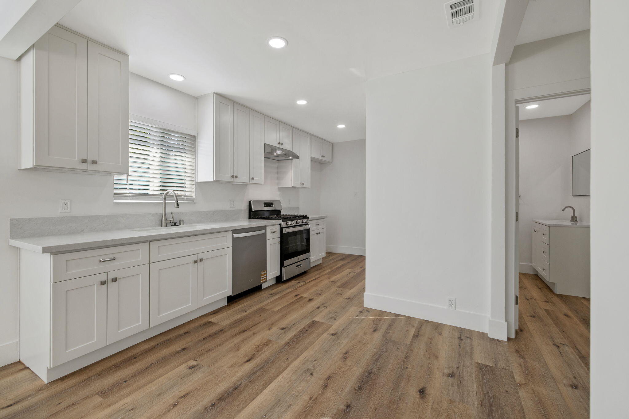 1404 Kaweah St, Hanford, CA 93230