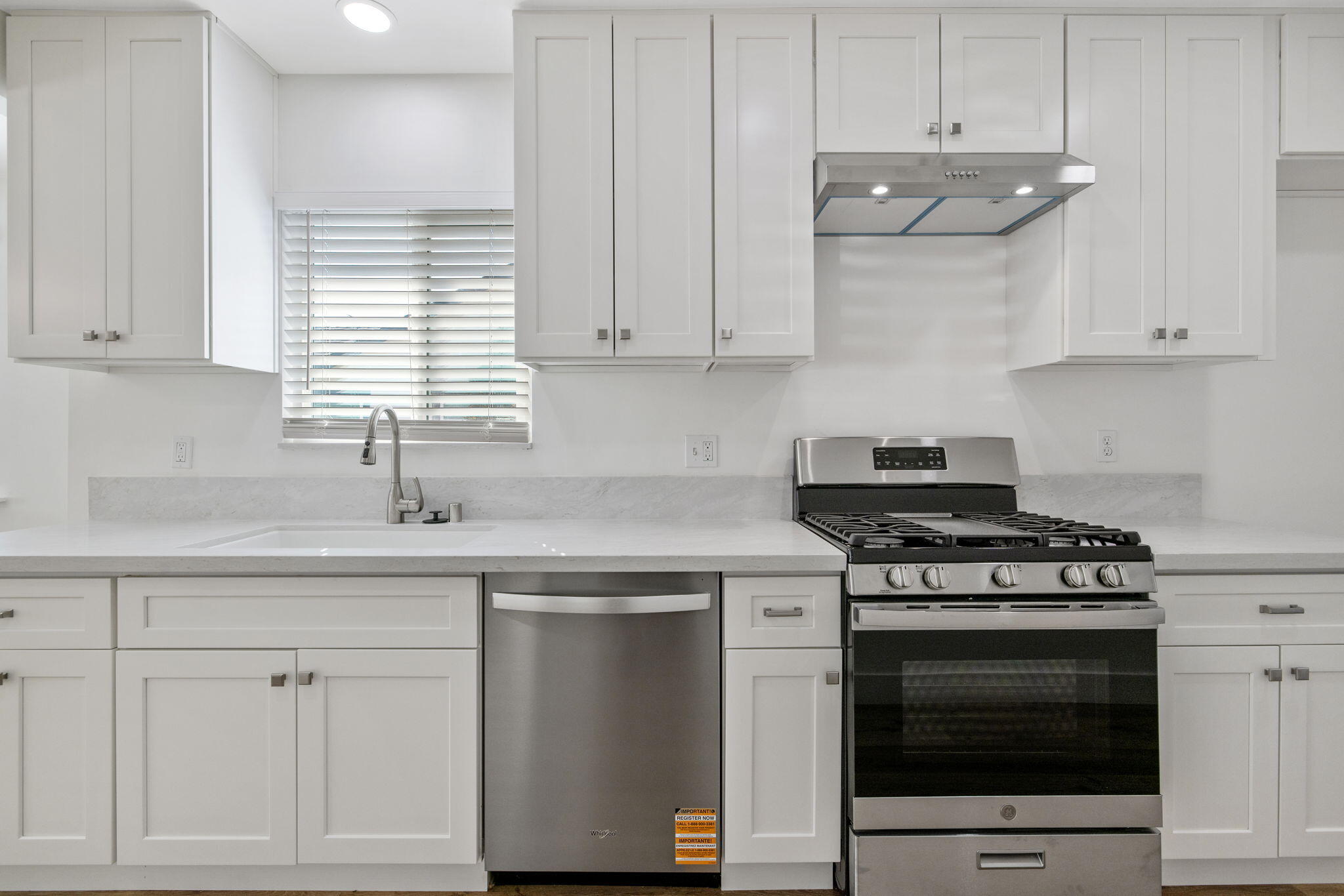 1404 Kaweah St, Hanford, CA 93230