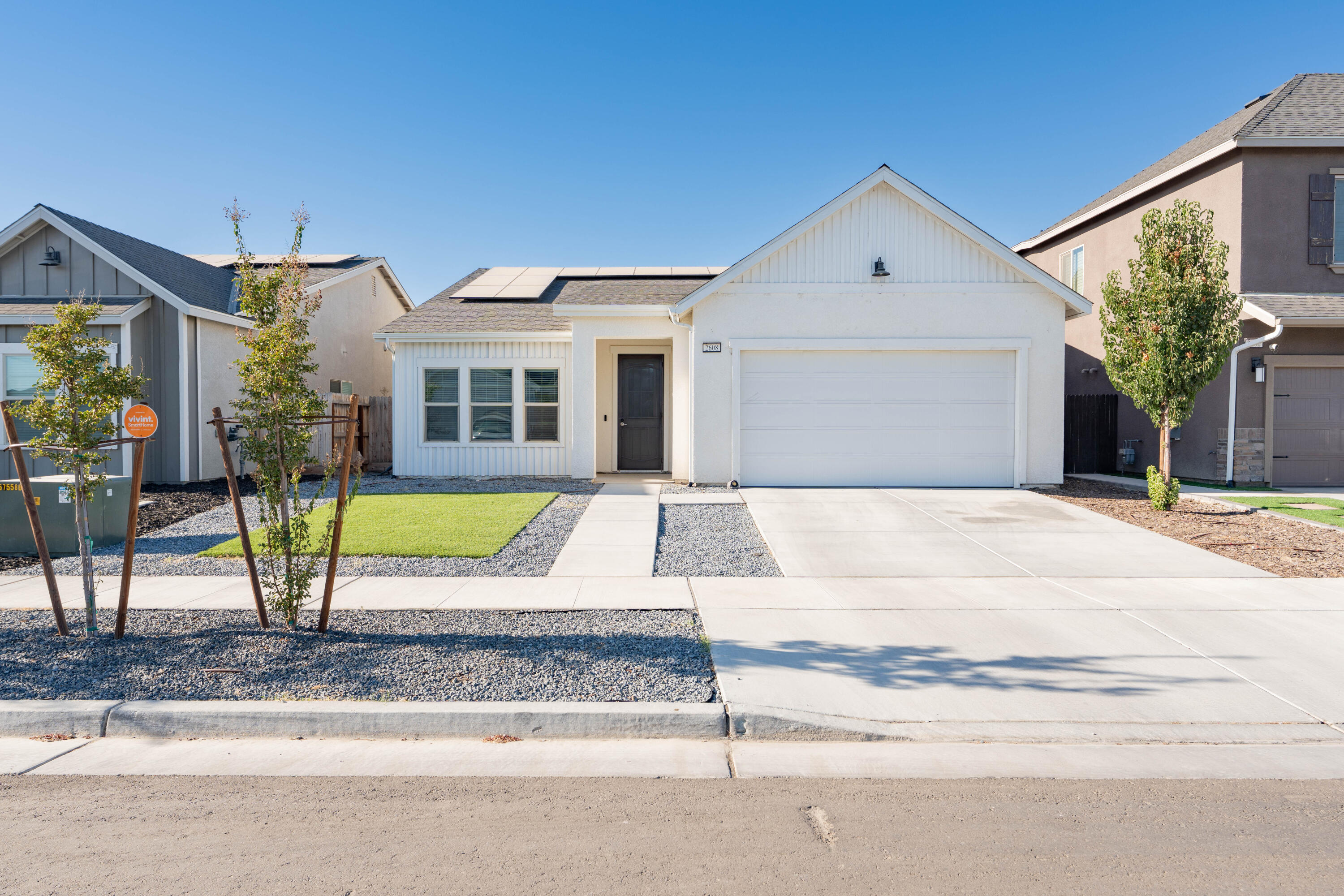 2608 W Heather Ln, Hanford, CA 93230