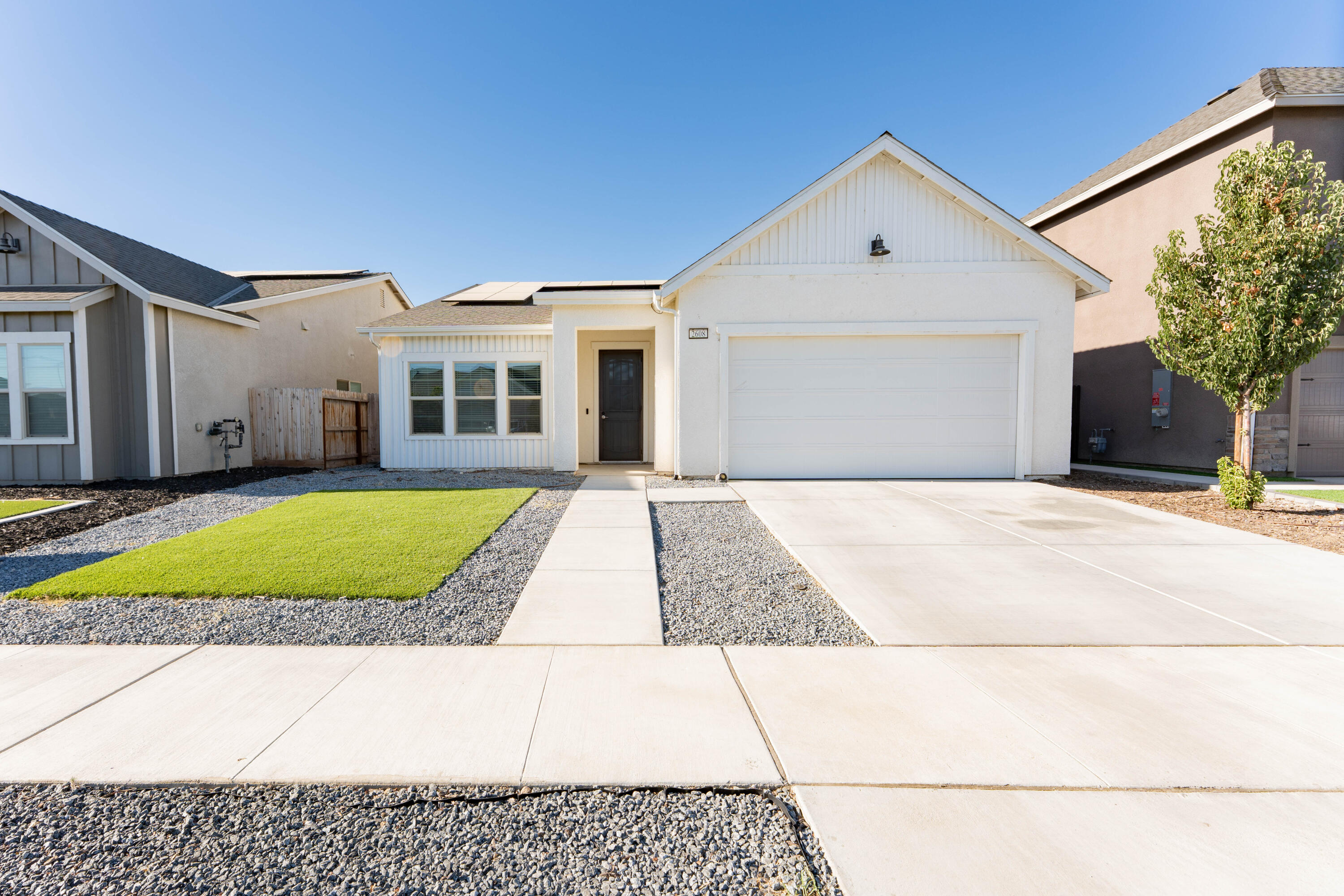 2608 W Heather Ln, Hanford, CA 93230