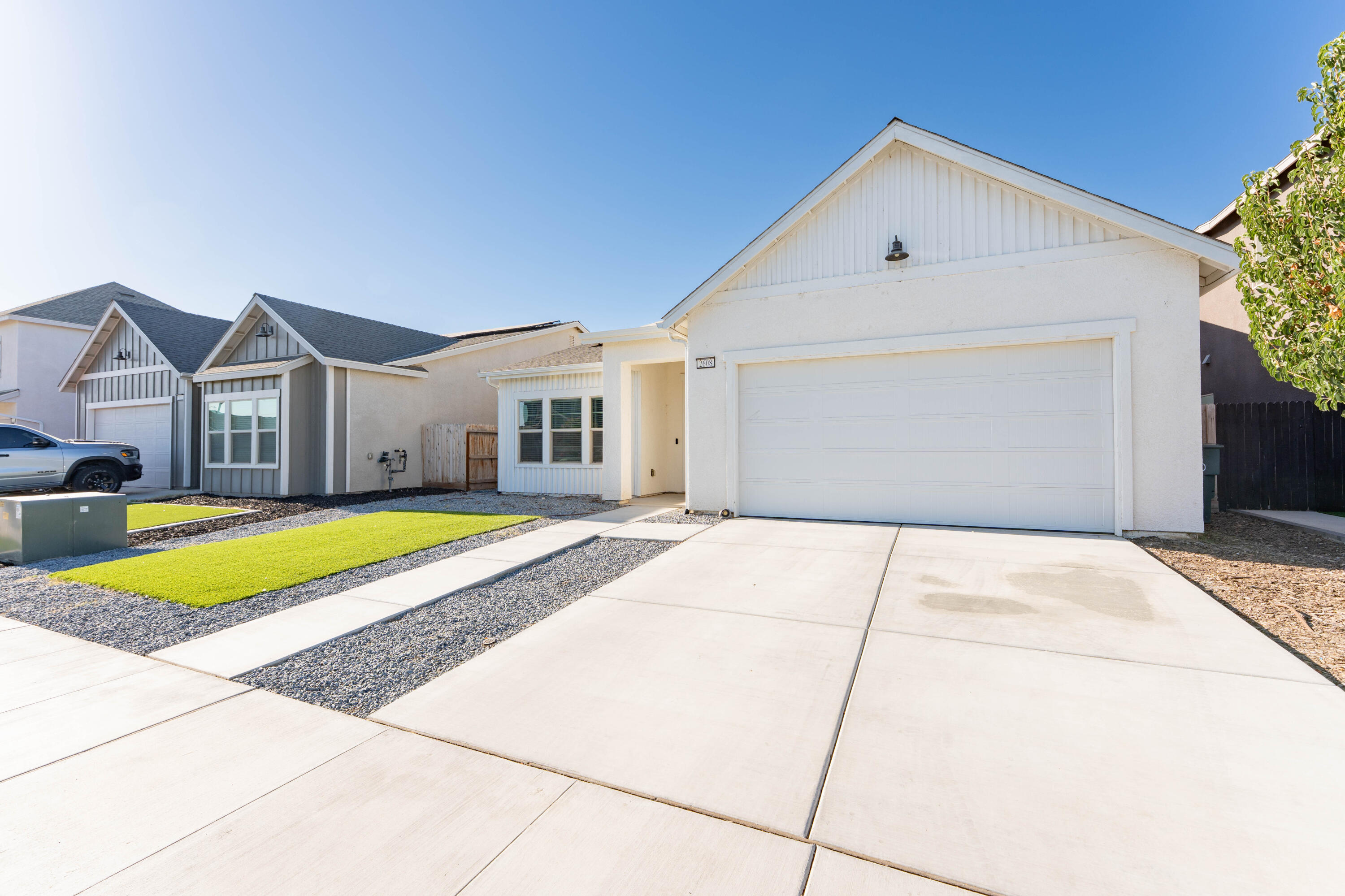 2608 W Heather Ln, Hanford, CA 93230