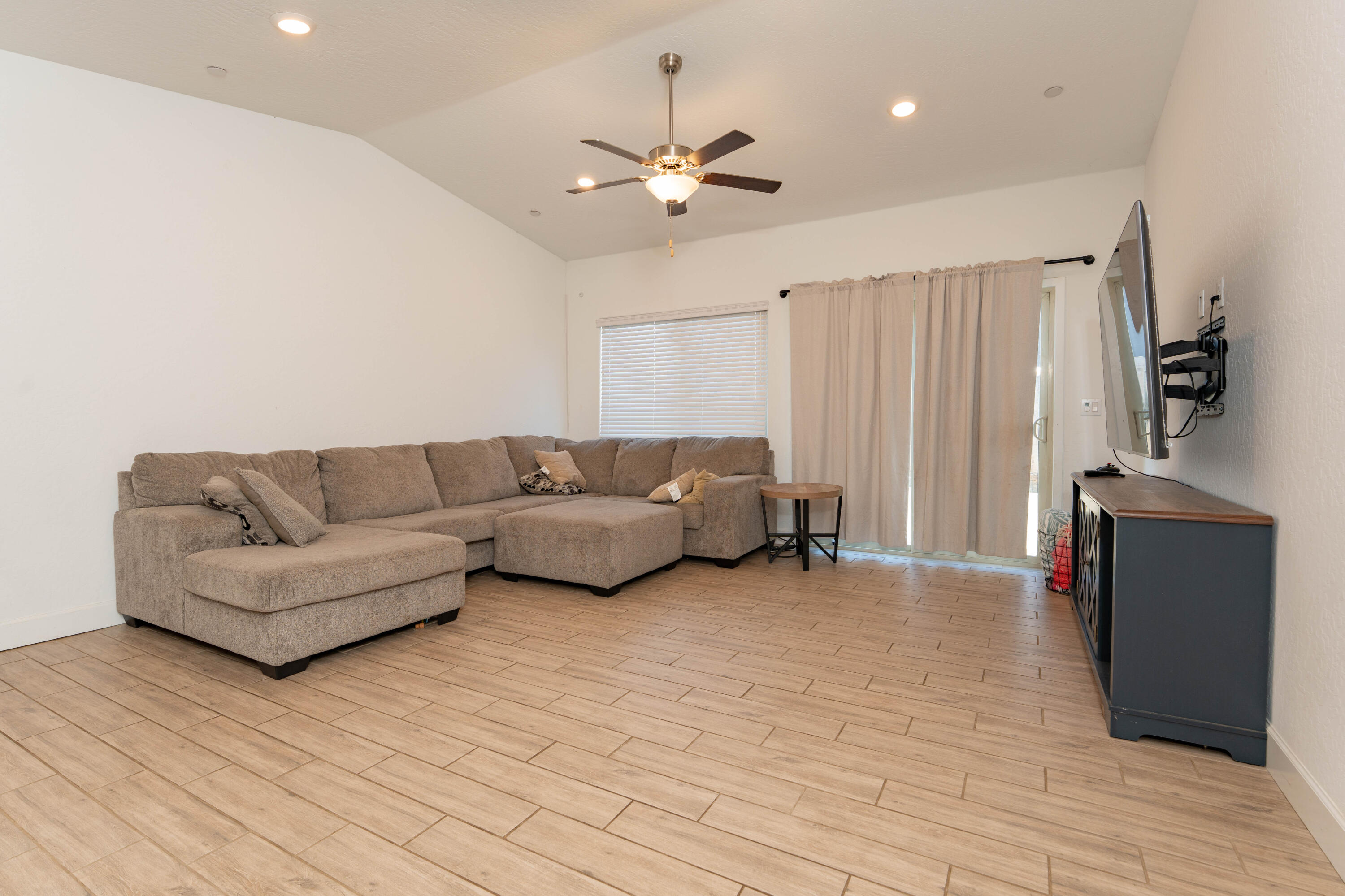 2608 W Heather Ln, Hanford, CA 93230