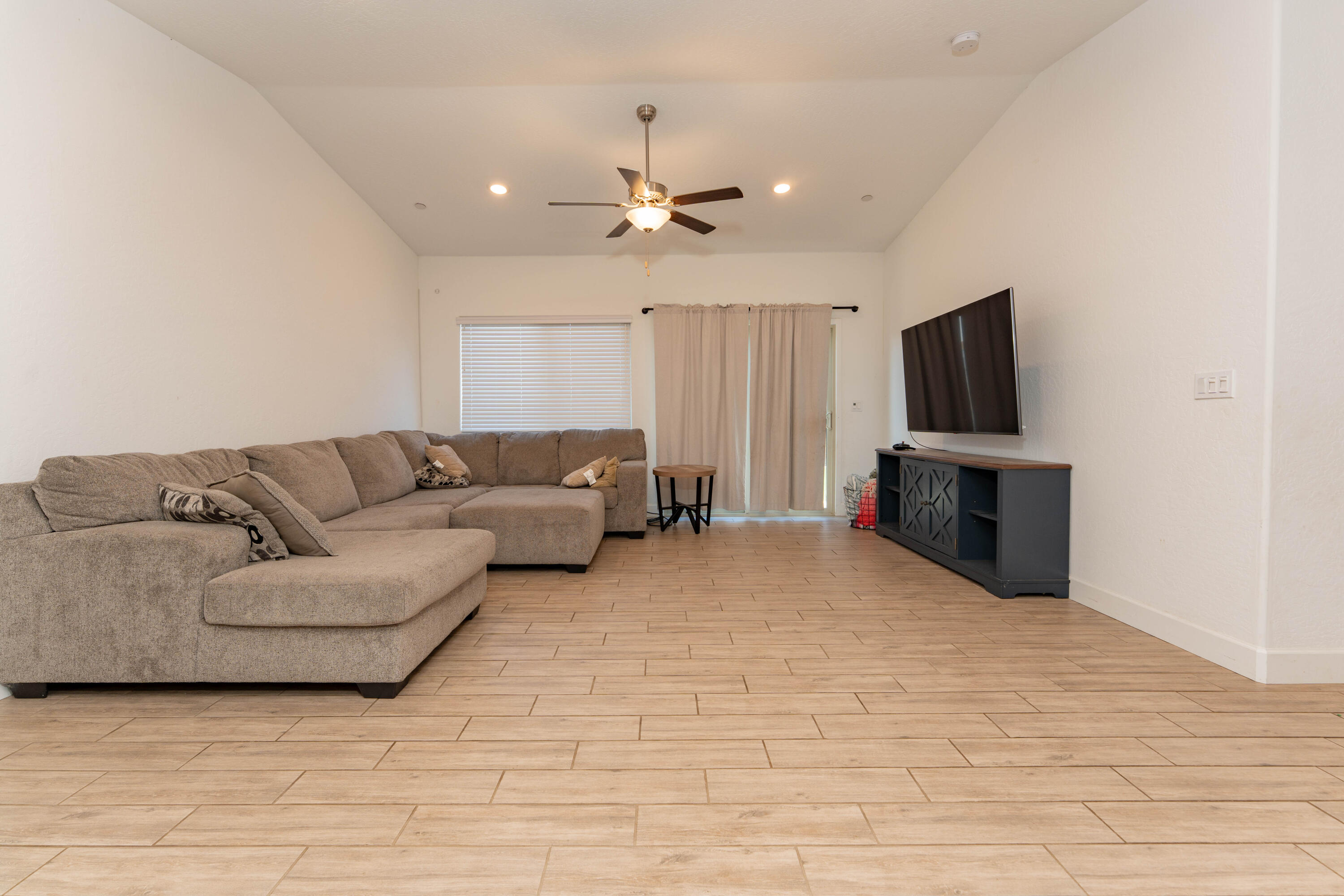 2608 W Heather Ln, Hanford, CA 93230