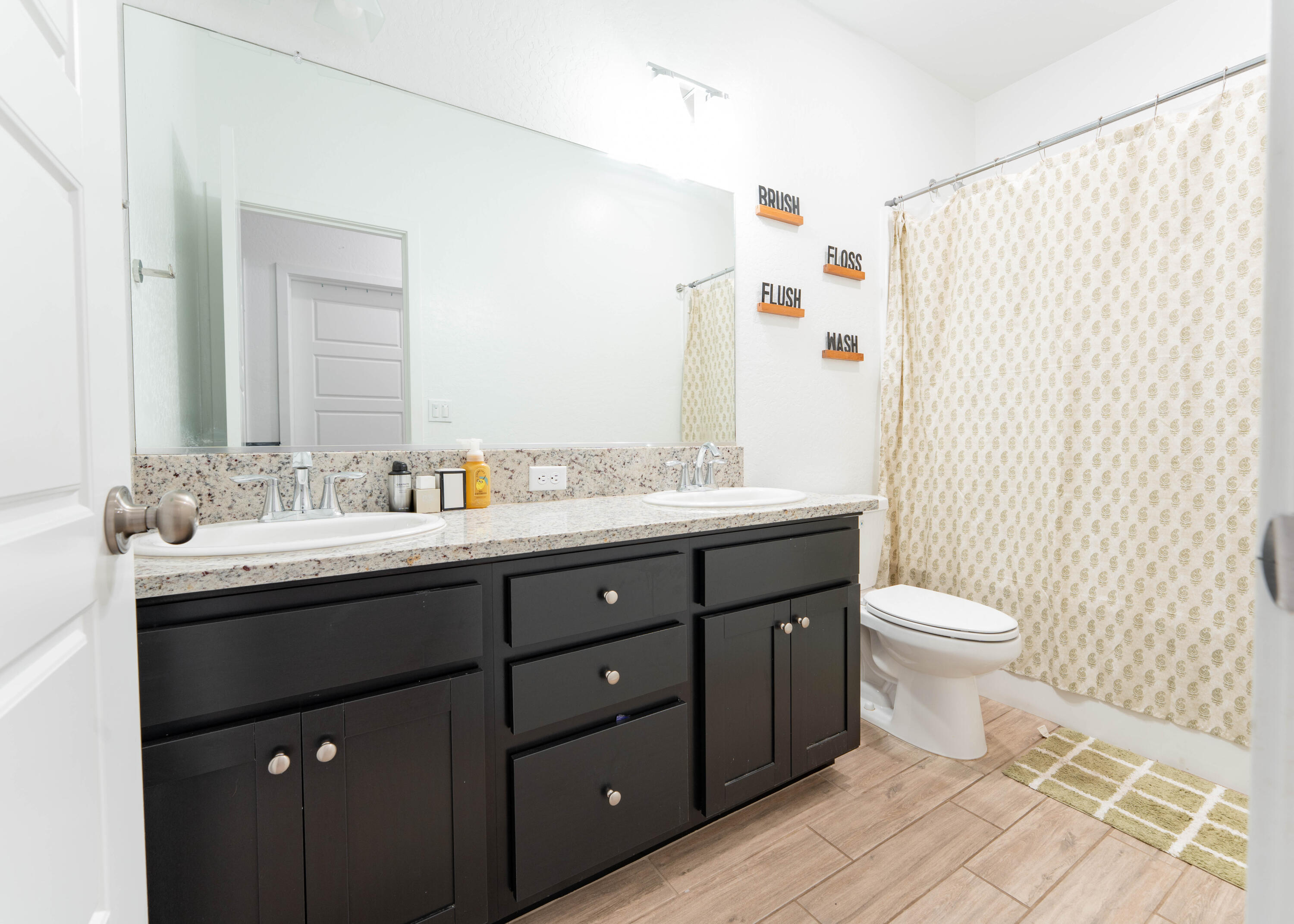 2608 W Heather Ln, Hanford, CA 93230