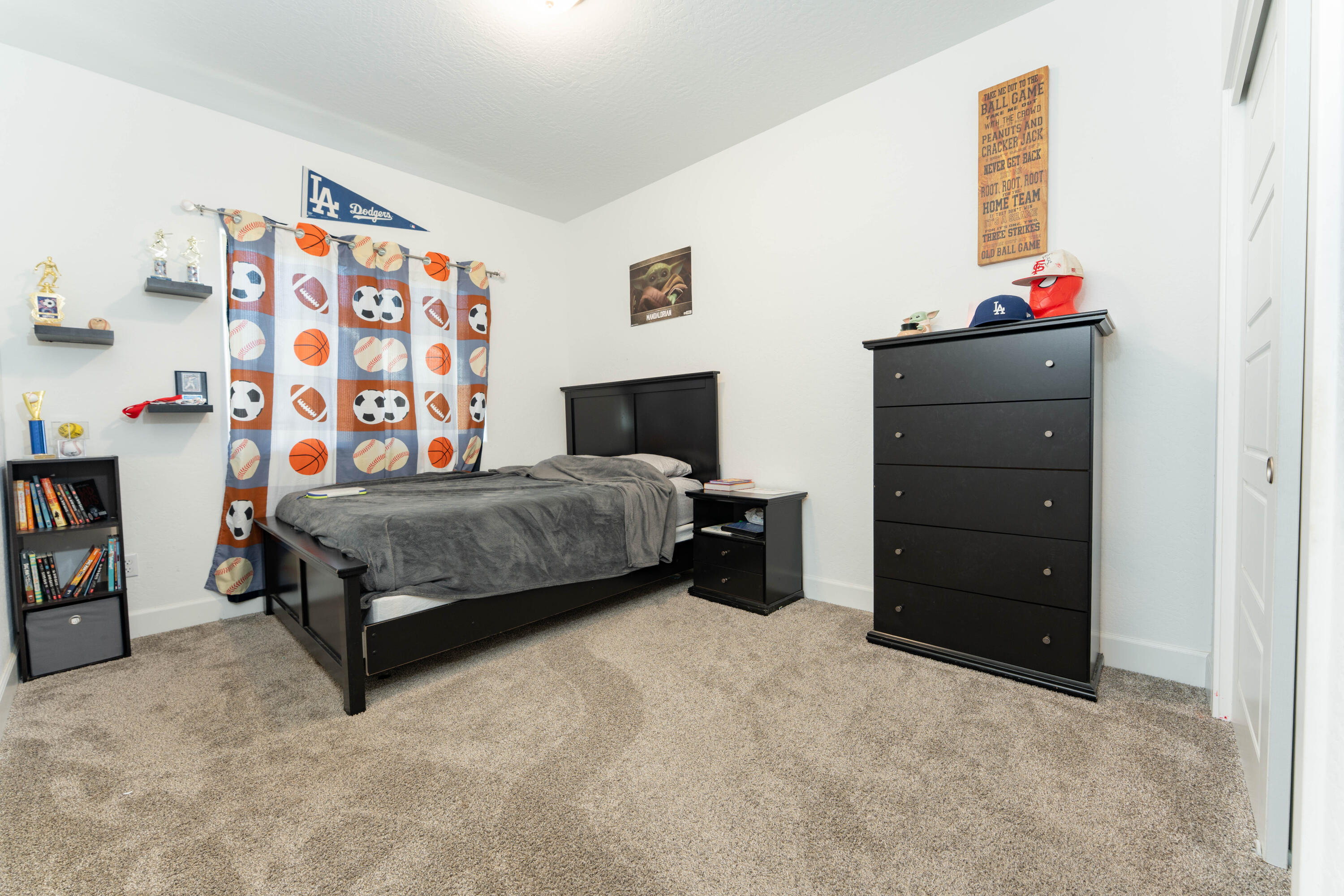 2608 W Heather Ln, Hanford, CA 93230