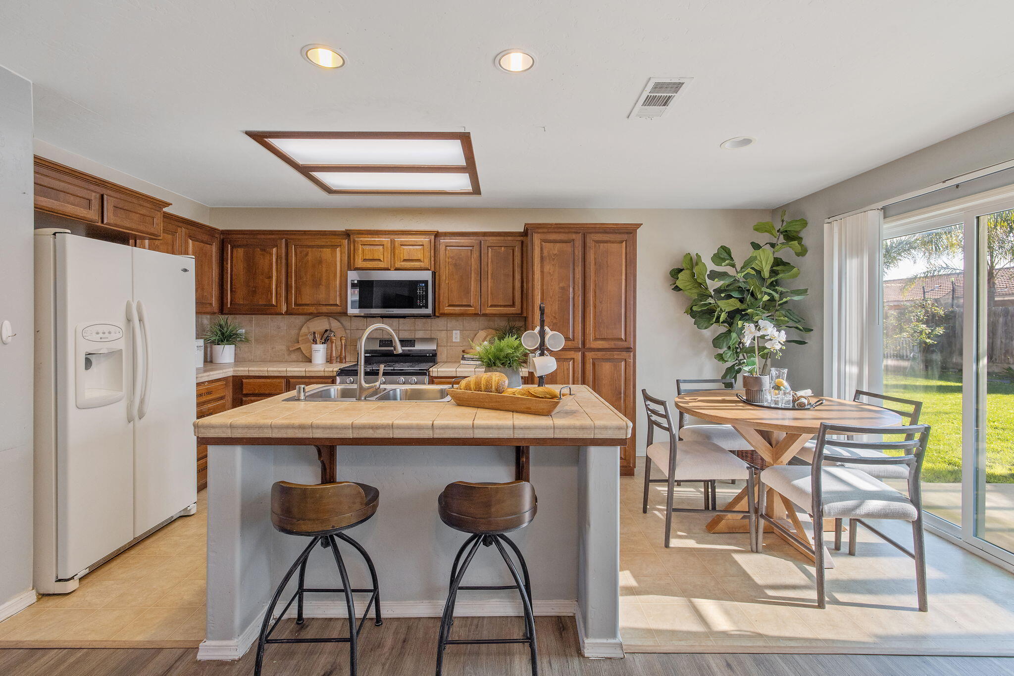 1365 Muscat Ct, Hanford, CA 93230