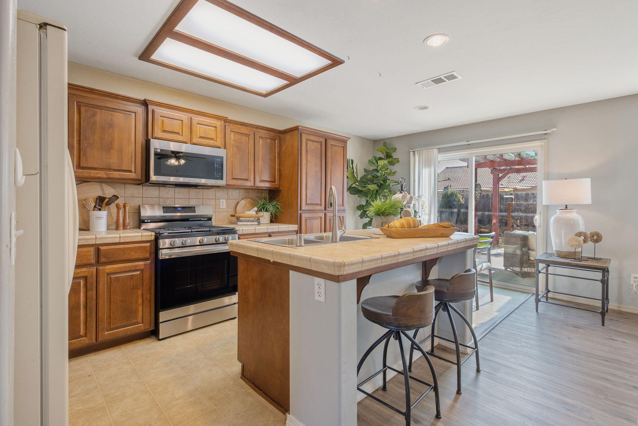 1365 Muscat Ct, Hanford, CA 93230