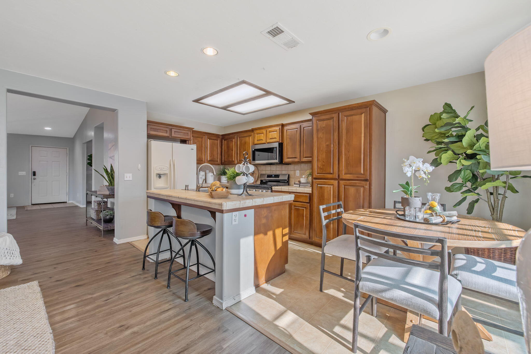 1365 Muscat Ct, Hanford, CA 93230