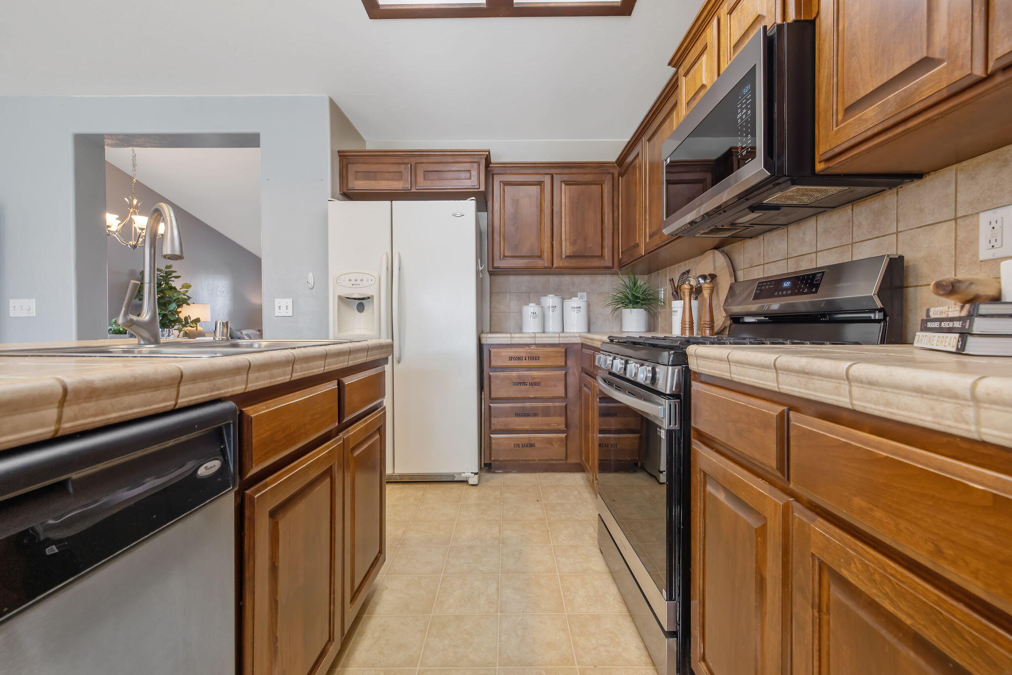 1365 Muscat Ct, Hanford, CA 93230