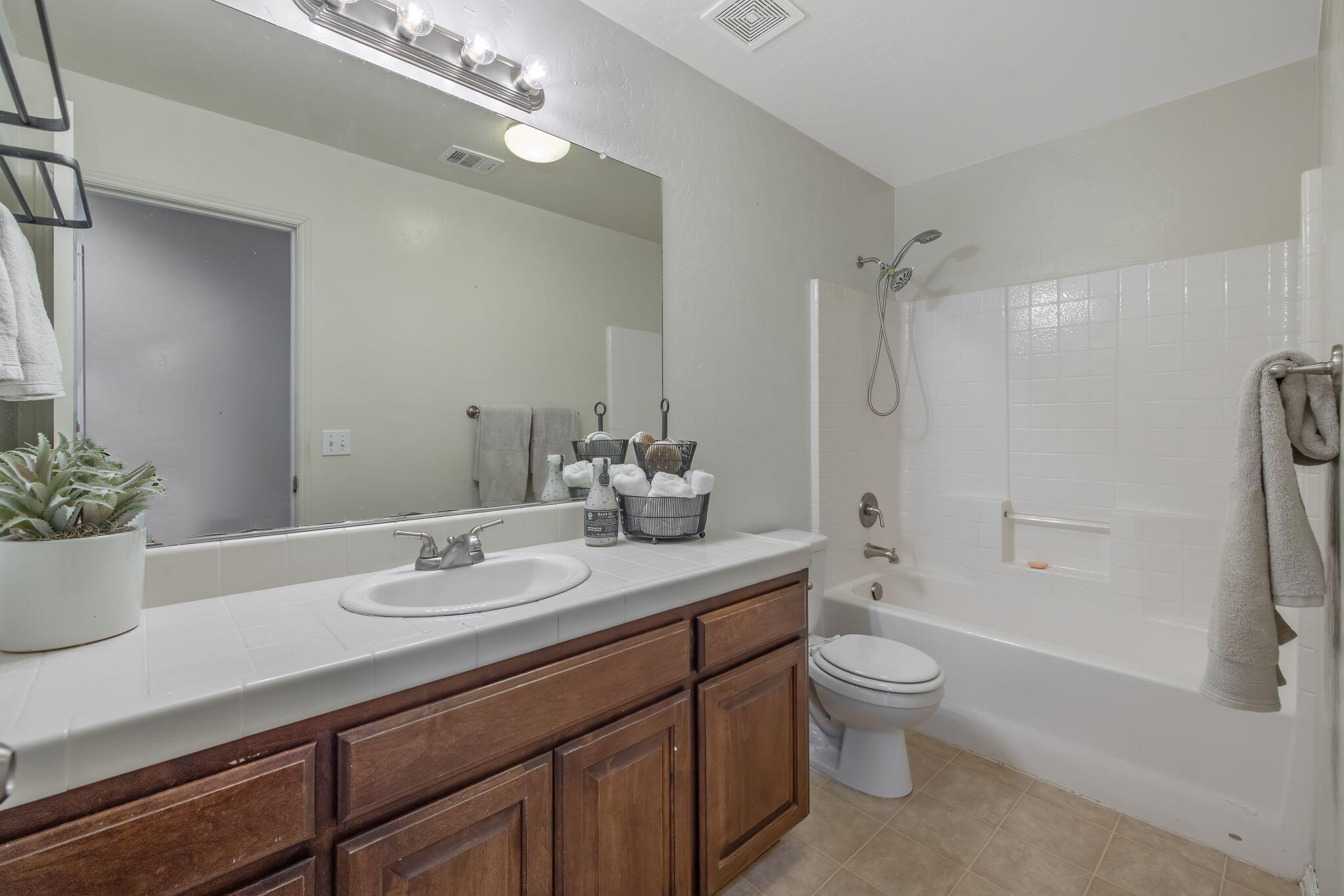 1365 Muscat Ct, Hanford, CA 93230