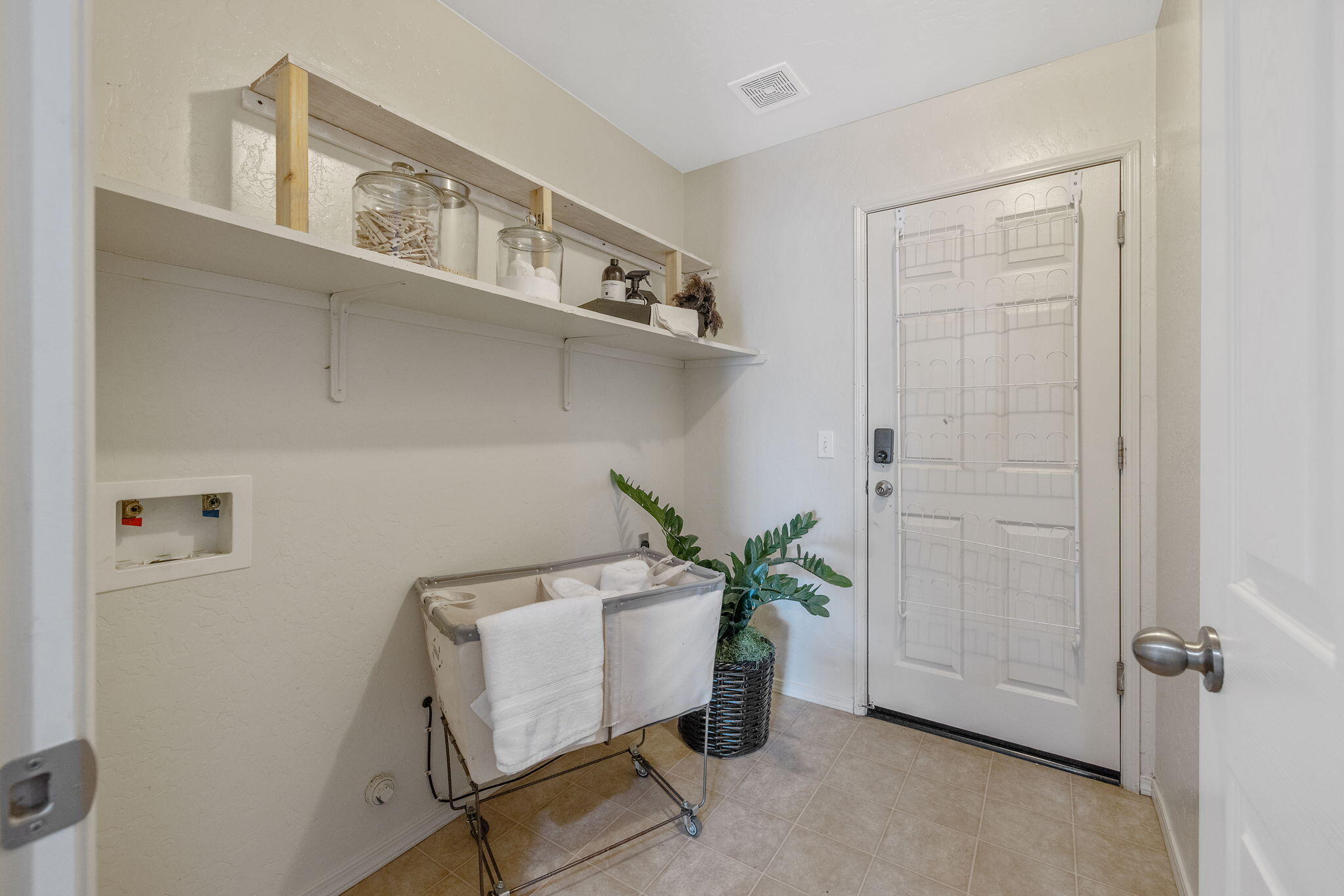 1365 Muscat Ct, Hanford, CA 93230