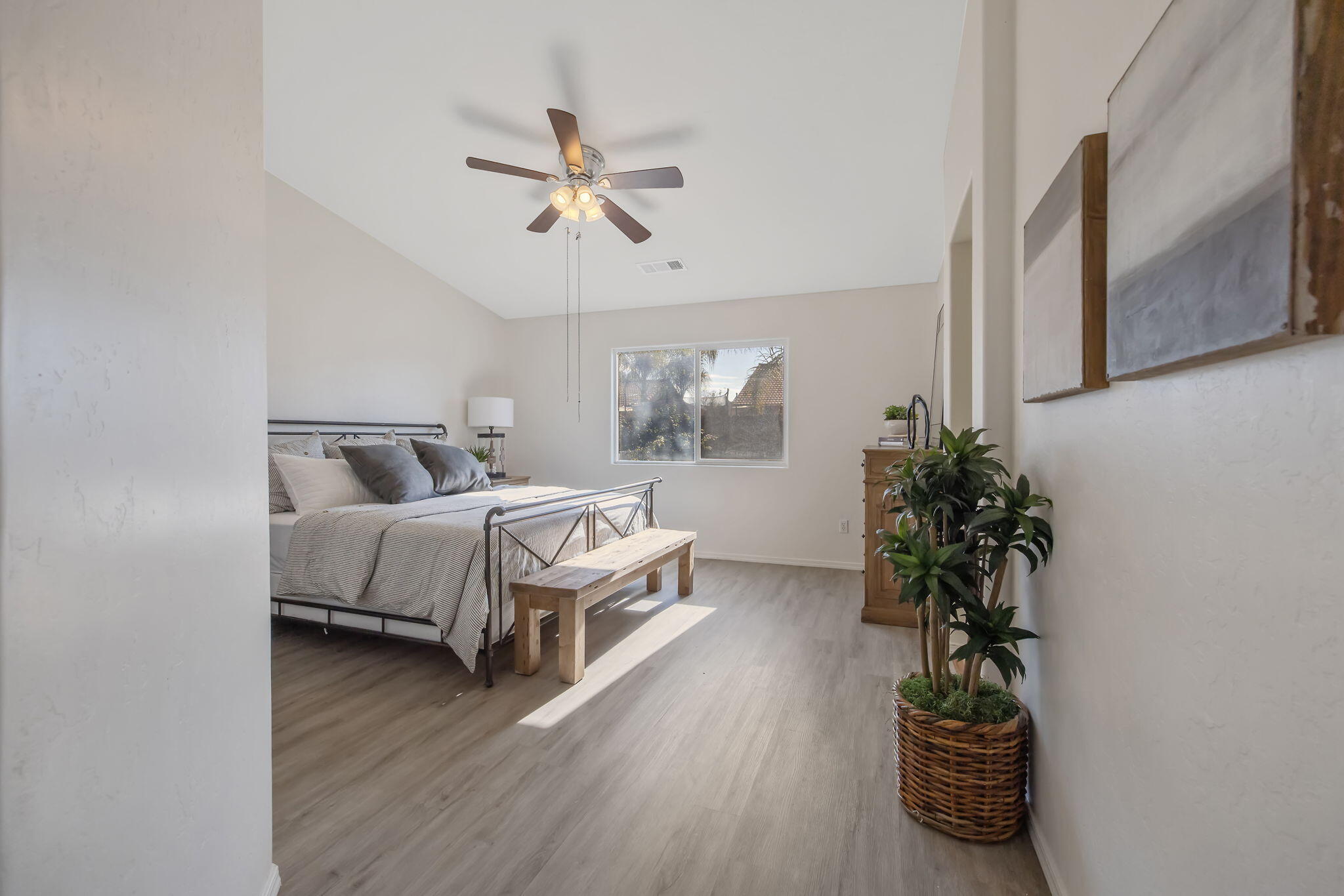 1365 Muscat Ct, Hanford, CA 93230