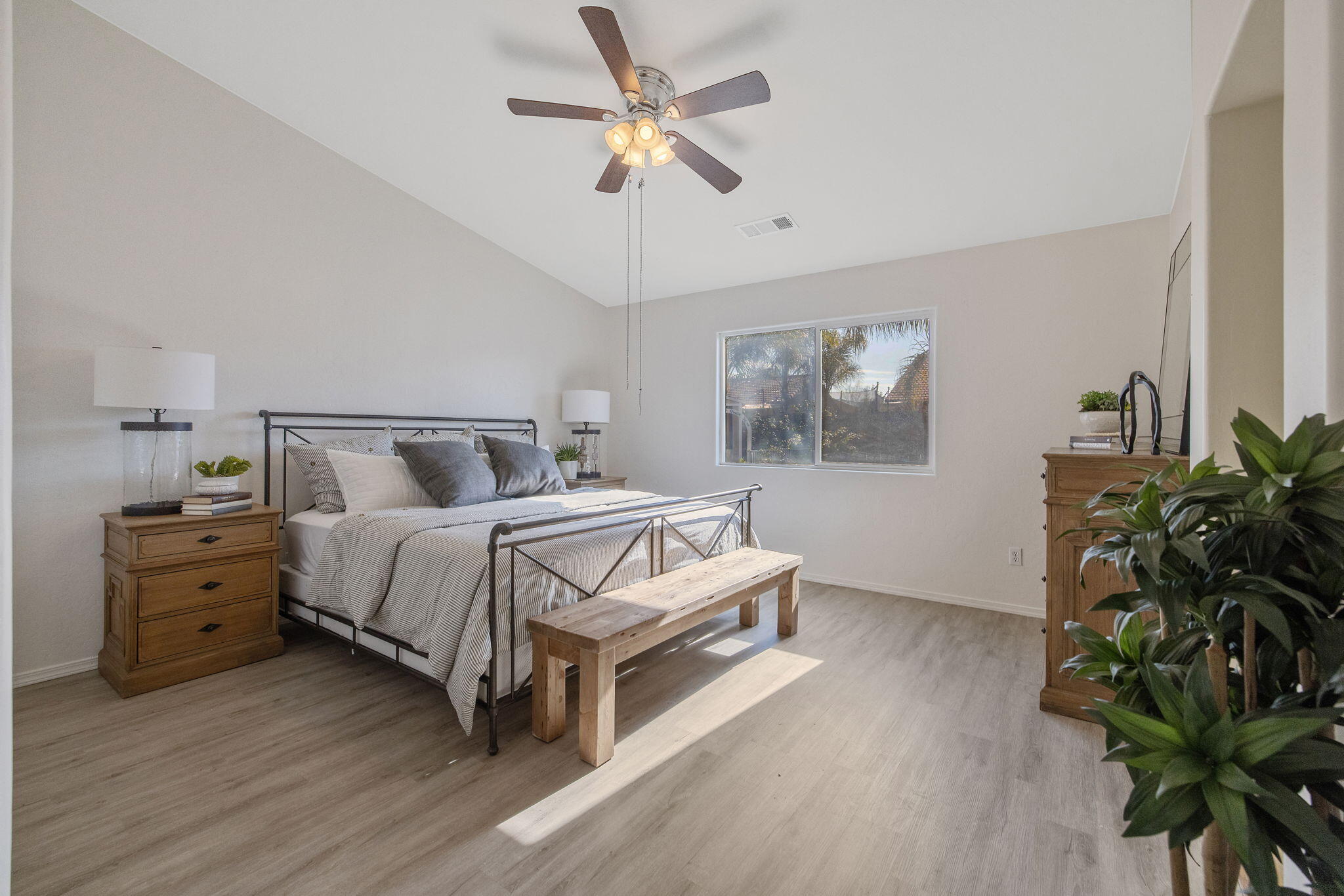 1365 Muscat Ct, Hanford, CA 93230