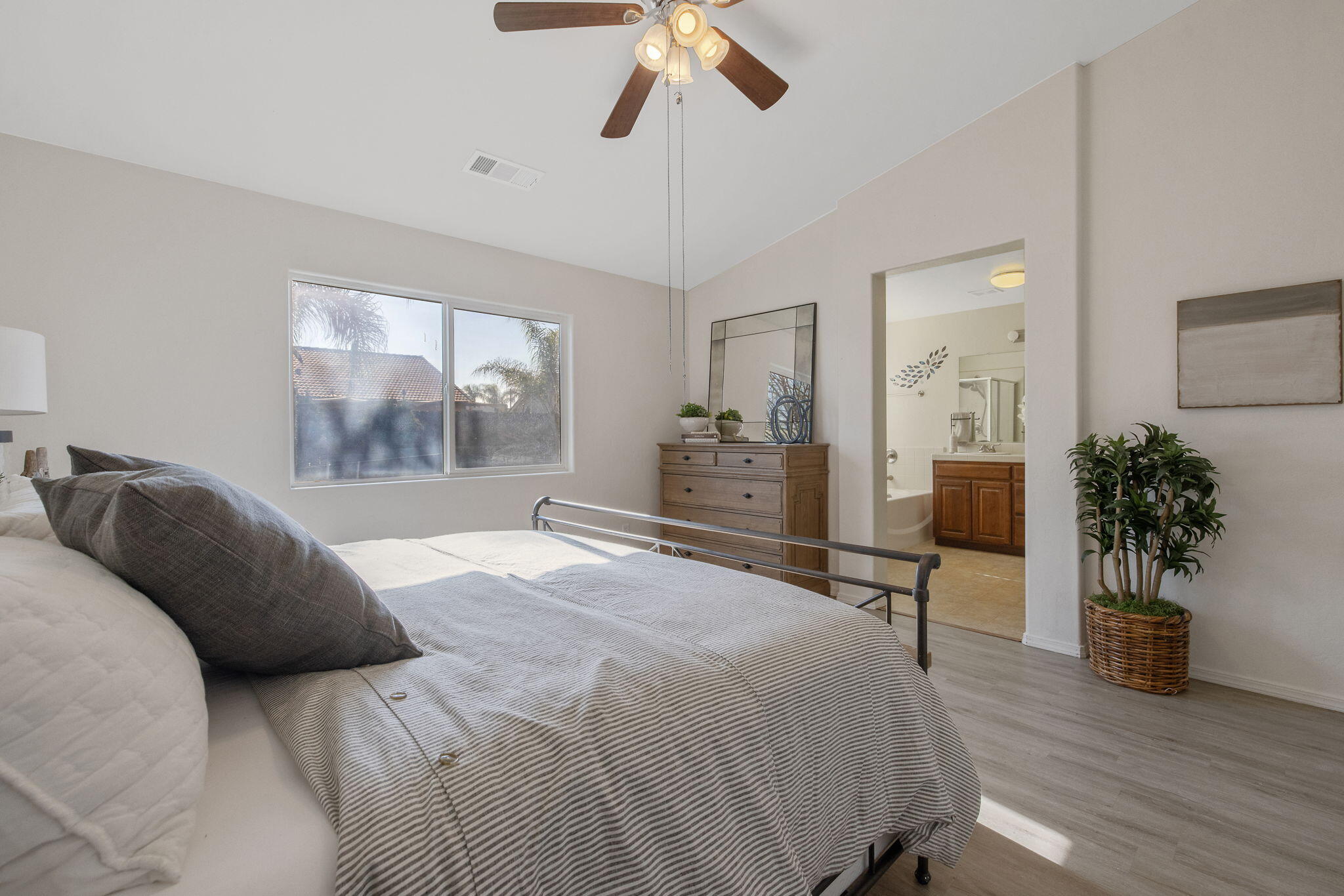 1365 Muscat Ct, Hanford, CA 93230