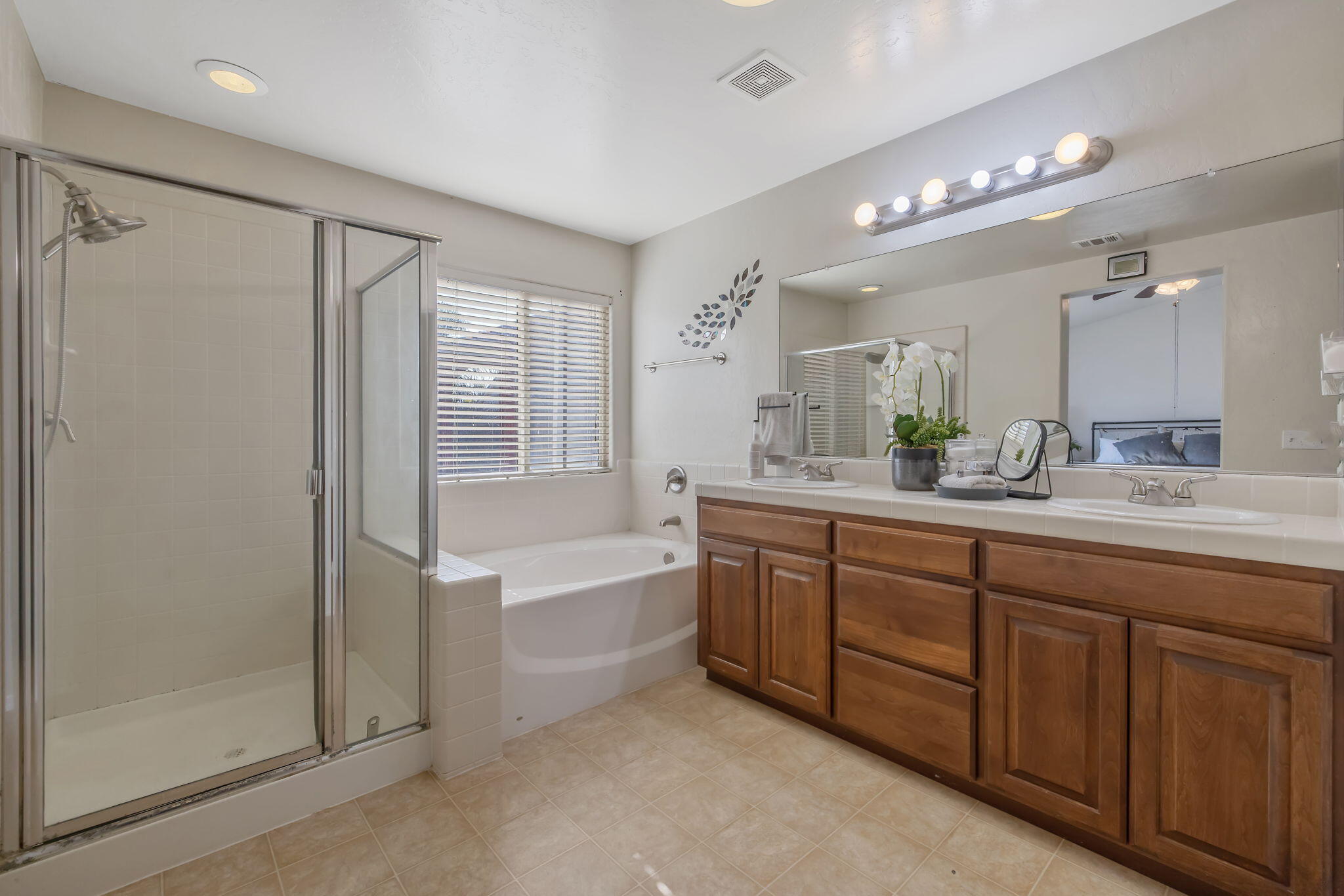 1365 Muscat Ct, Hanford, CA 93230