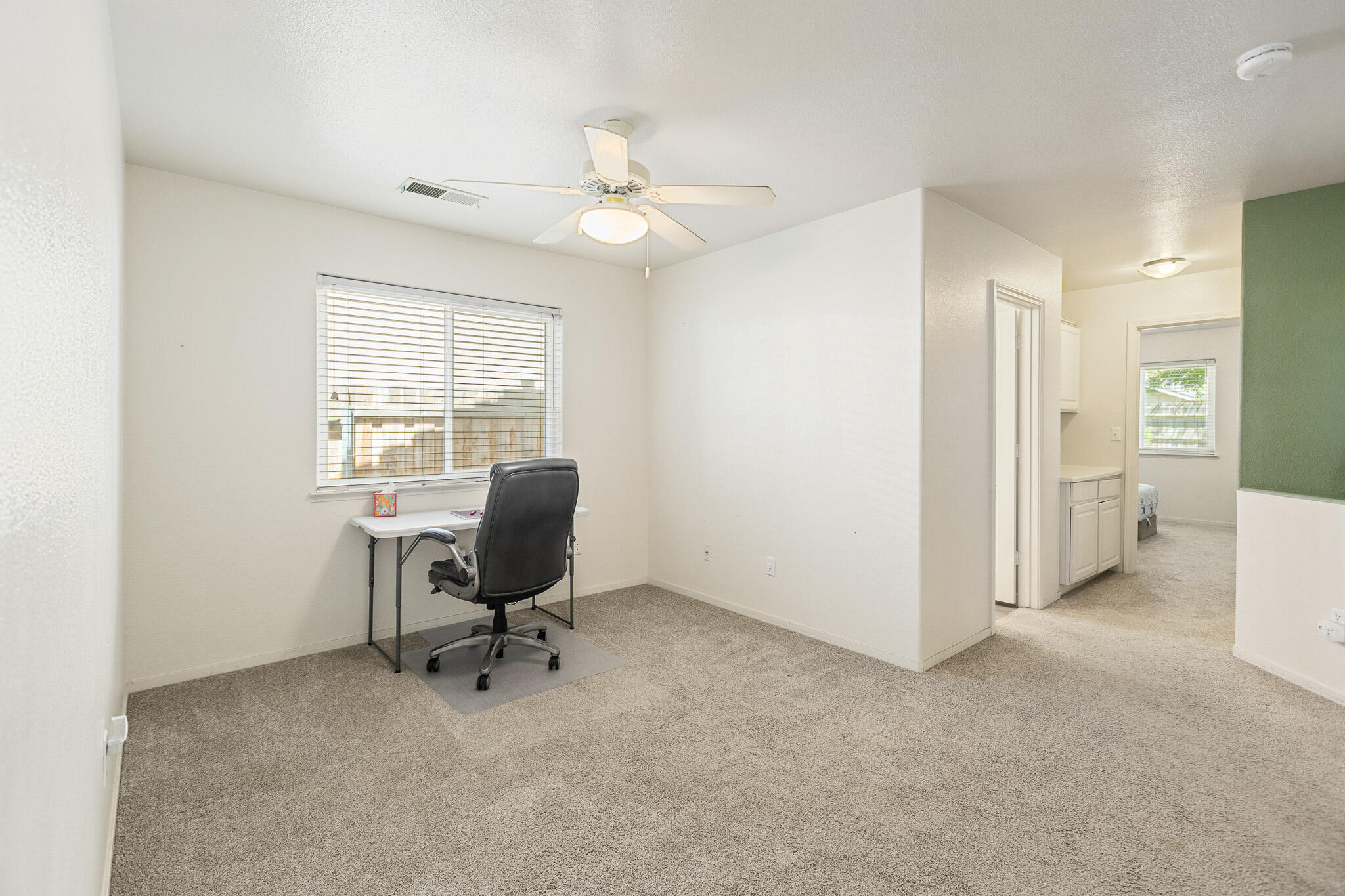 916 W Windsor Dr, Hanford, CA 93230