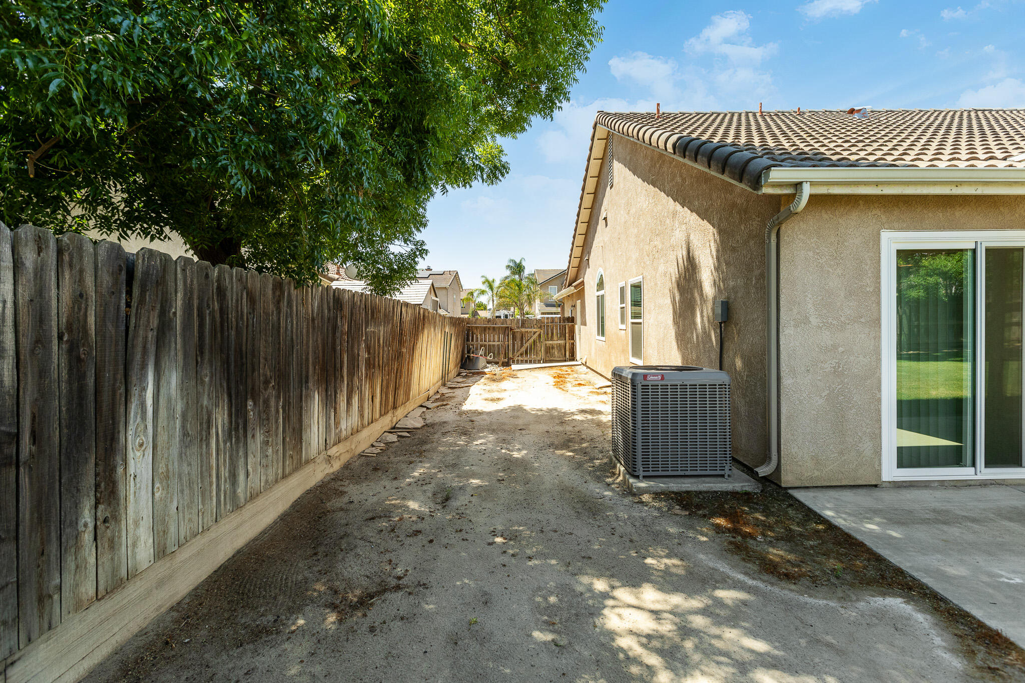 916 W Windsor Dr, Hanford, CA 93230
